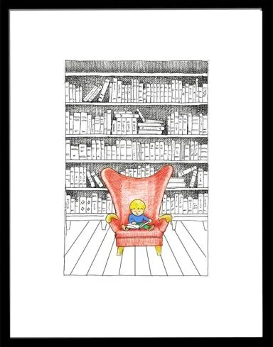 En liten gutt sitter i bestefars godstol og leser i en bok. Bak er hele veggen full av bøker